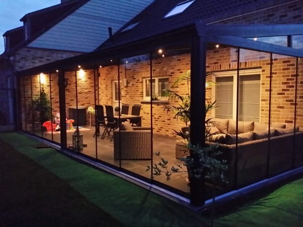 Licht de avonden onder jouw terrasoverkapping op met TerrasPro’s LED-verlichting