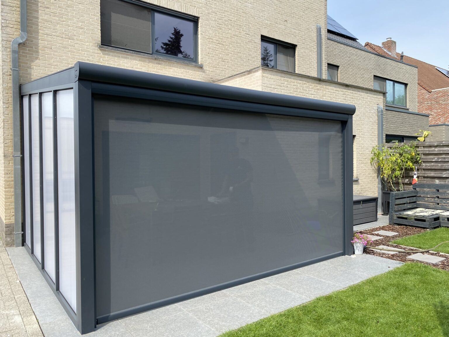 TerrasPro terrasoverkapping: 400x40cm antraciet Somfy Zipscreen met vaste opaal polycarbonaten wand